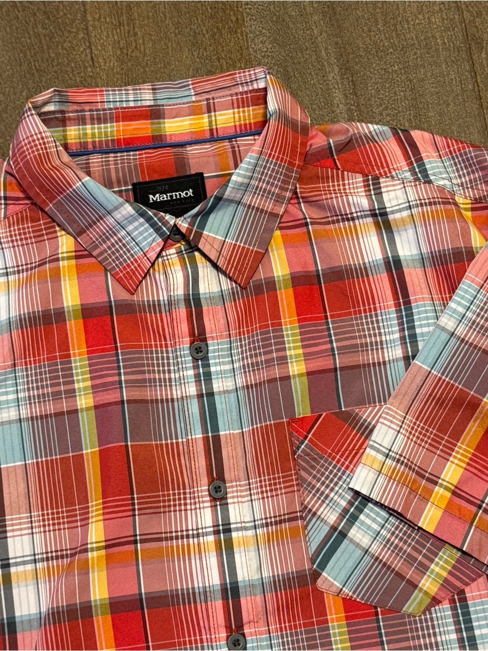 Marmot Men’s Short Sleeve Button-Up Plaid Shirt Red Blue Yellow Size Large